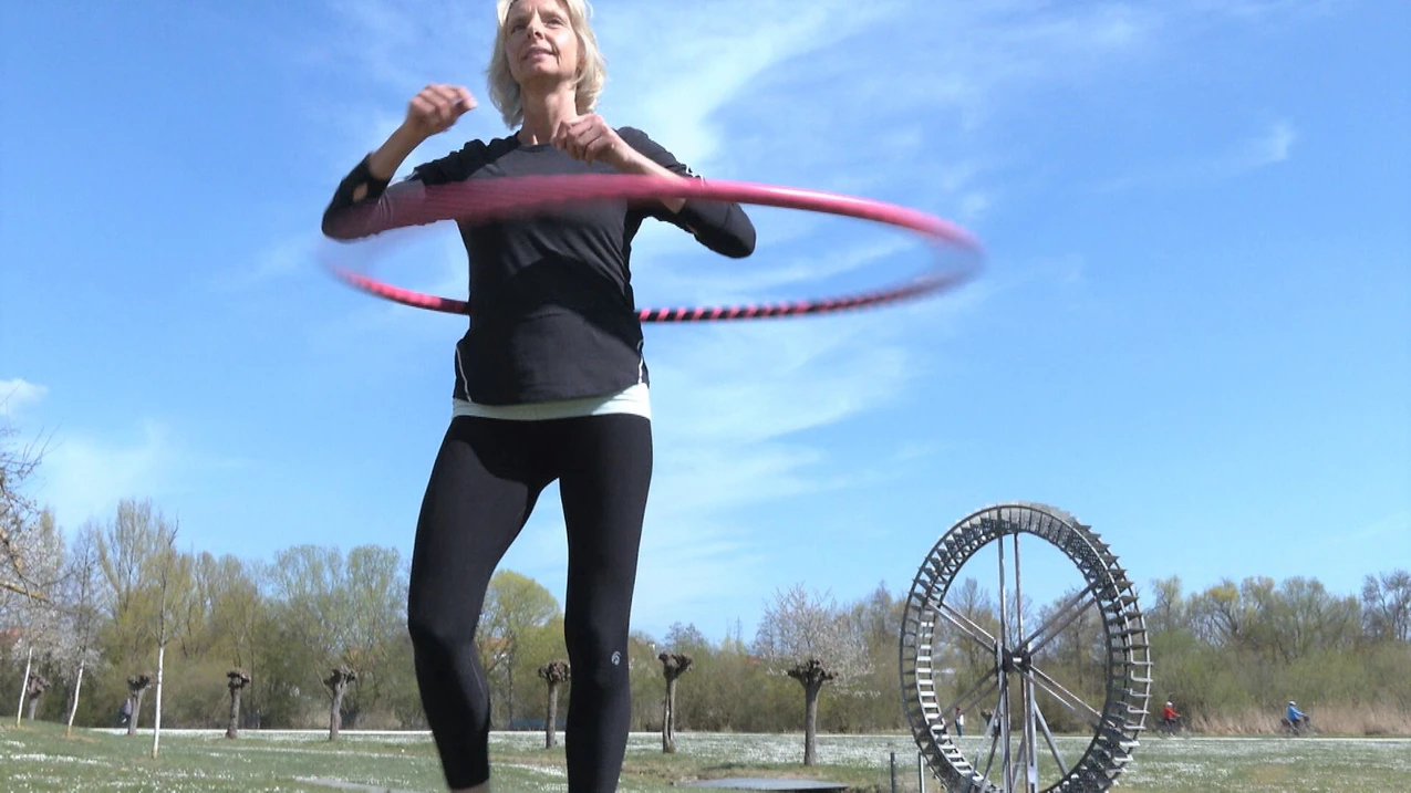 Fit und gesund dank Hftschwung? Trendsport Hula-Hoop | Oberpfalz TV