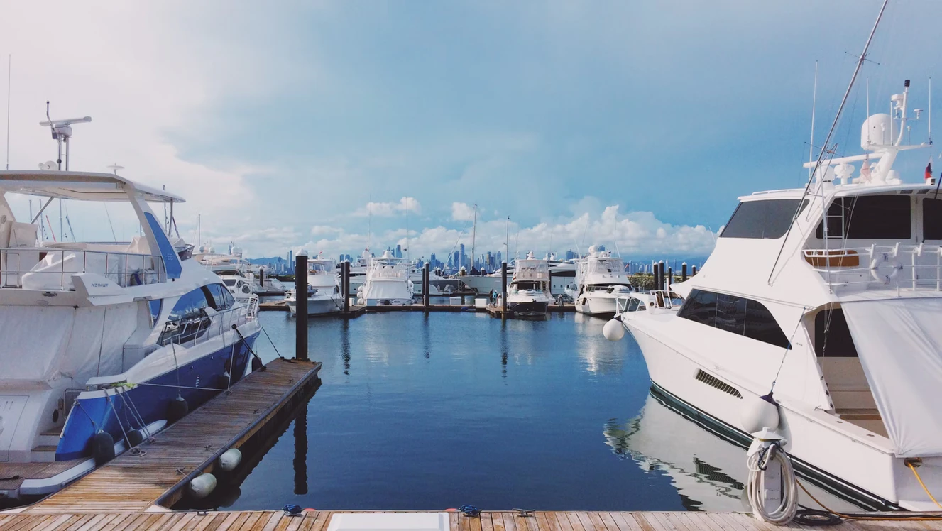 — © Foto von Juan Marin https://unsplash.com/de/fotos/weisses-boot-tagsuber-am-dock-Gb2TkSGavww