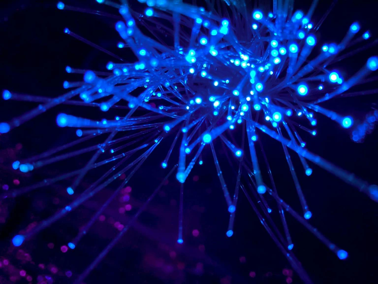 — © Quelle: Foto von JJ Ying auf Unsplash https://unsplash.com/de/fotos/lila-und-blaues-licht-digitale-tapete-8bghKxNU1j0