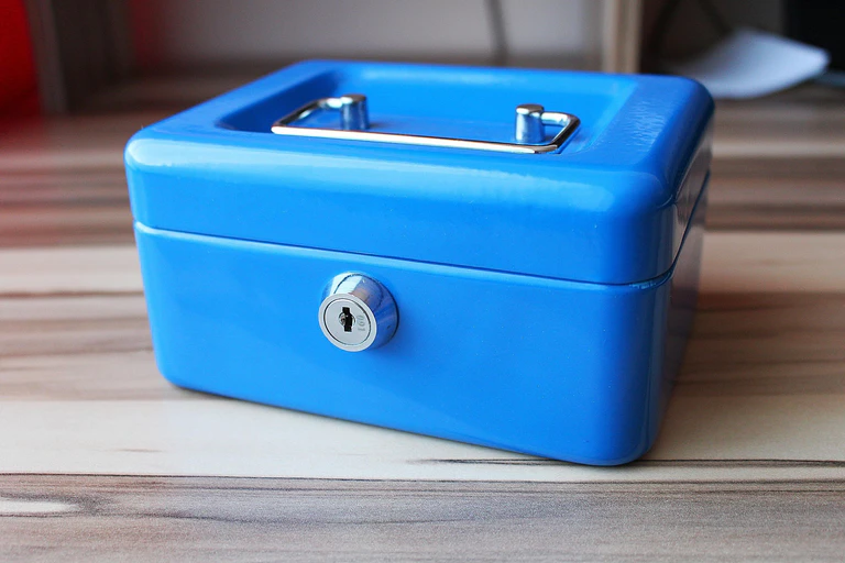  — © https://pixabay.com/photos/hand-cash-cashbox-hand-safe-602642/