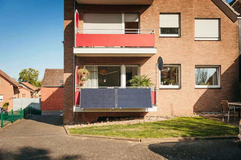 — © Quelle: https://unsplash.com/de/fotos/balkon-mit-sonnenkollektoren-auf-backsteingebaude-CvTfrb8Vpuo