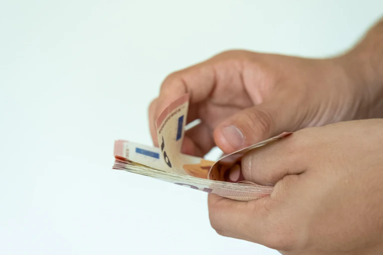 — © https://pixabay.com/de/photos/geld-euro-banknoten-rechnungen-7244538/
