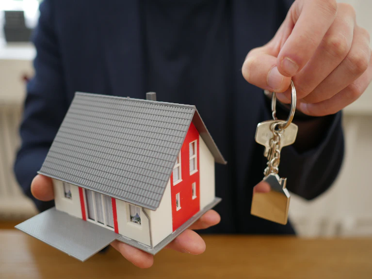 — © https://pixabay.com/photos/house-keys-key-security-door-key-4521073/